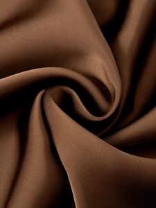 Gros plan sur un tissu en satin marron foncé avec une texture lisse et un drapé élégant