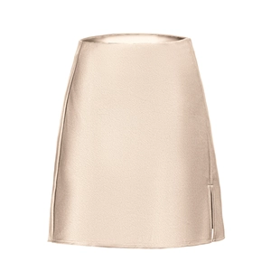 Détail d'une mini-jupe en satin champagne avec fente latérale et texture soyeuse