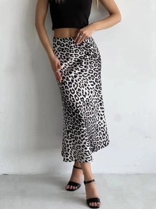 Gonna midi in raso con stampa leopardata a vita alta con finitura lucida e silhouette ad A