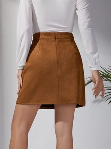Mini-jupe en daim marron à taille haute avec coupe ajustée et fermeture éclair cachée