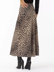 Gonna midi in raso leopardato a vita alta con silhouette ad A elegante e finitura setosa