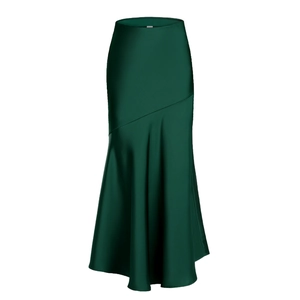 Détail d'une jupe mi-longue en satin vert foncé avec taille haute et texture soyeuse