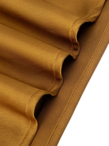 Détail macro du tissu satiné brillant et des coutures précises de la jupe taille haute