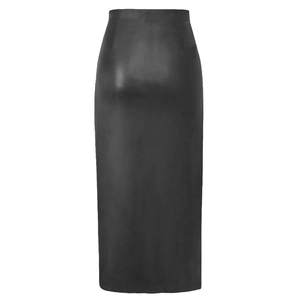 Détail de la taille haute et de la coupe précise au dos de cette jupe midi en similicuir noir