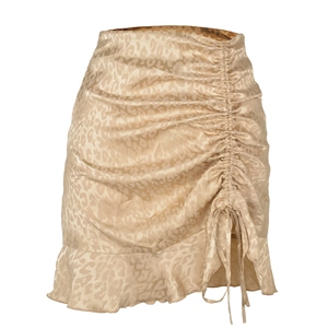 Détail d'une jupe en satin léopard champagne avec cordons de serrage latéraux
