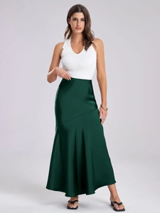 Détail d'une élégante jupe longue en satin vert foncé à taille haute et coupe sirène