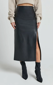 Détail d'une jupe midi noire en similicuir à taille haute avec fente latérale et fini mat