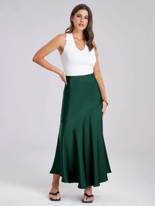 Vue détaillée de la jupe midi en satin vert forêt avec taille haute et drapé soyeux chic