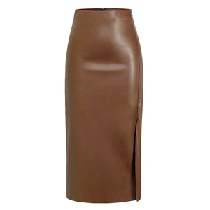 Détail d'une jupe midi en similicuir marron à taille haute avec fente latérale et zip