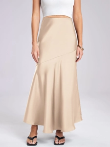 Détail de la jupe midi en satin champagne avec coutures diagonales et taille haute