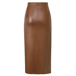 Détail d'une jupe crayon en similicuir marron à taille haute avec fente et fini mat