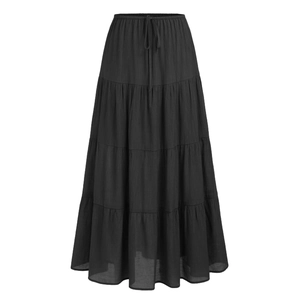 Détail d'une jupe longue noire à étages en coton avec taille élastique et design à volants