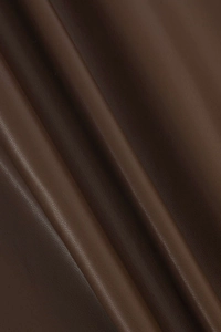 Gros plan sur le cuir PU marron foncé avec une texture grainée de litchi et des plis