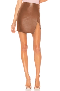 Detail of high-waisted brown PU leather mini skirt featuring a stylish side slit design