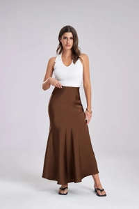 Vue détaillée de la jupe longue en satin marron foncé avec une texture lisse et une coupe sirène