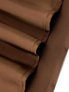 Détail de la jupe en satin marron café montrant les coutures de qualité et la texture du tissu