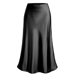 Vue détaillée de la taille haute et de la fente latérale fluide sur la jupe en satin noir