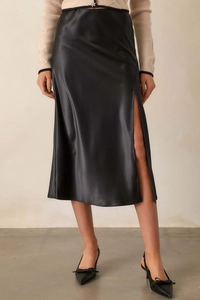 Détail de la fente latérale sur une jupe midi en satin noir avec une finition soyeuse