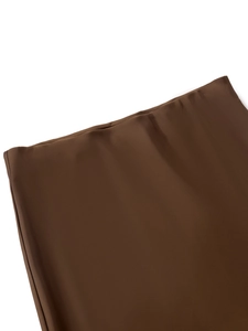 Vue détaillée de la jupe en satin marron foncé montrant une texture de soie brillante