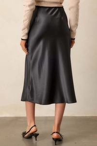 Vue arrière de la jupe midi en satin noir élégant avec fente latérale et fini soyeux