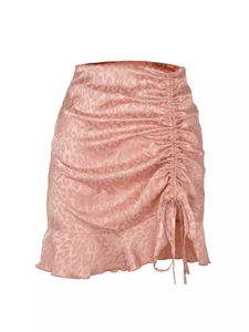 Jupe satinée léopard rose à taille haute avec cordon de serrage et ourlet à volants