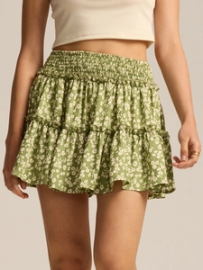 Nahaufnahme von grünem Blumenrock mit hoher Taille, Gummibund und gestuften Volants