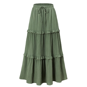 Détail de la jupe longue vert armée avec cordon et volants sur les empiècements