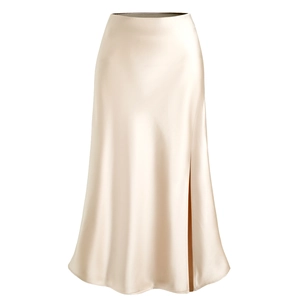 Détail de la jupe midi en satin champagne taille haute avec fente latérale fluide