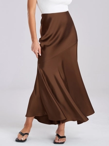 Jupe longue élégante en satin marron foncé à taille haute avec fini soyeux et coupe ajustée
