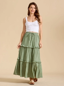Détail de la jupe longue verte à étages avec taille élastique à cordon et ourlet volanté
