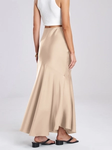 Jupe midi élégante en satin champagne avec taille haute et ourlet en queue de poisson
