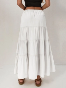 Vue arrière détaillée d'une jupe longue à volants en coton blanc à taille élastique