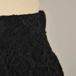 Détail rapproché d'une jupe en dentelle noire taille haute avec texture florale creuse