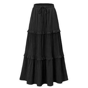 Détail de la taille élastique à cordon sur la jupe longue noire à trois niveaux