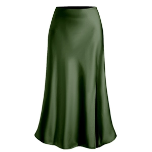 Détail de la jupe en satin vert foncé avec fente latérale haute et texture soyeuse