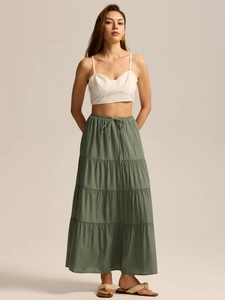 Détail d'une jupe longue en coton à taille haute avec cordon et couches de volants étagés