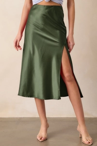 Jupe midi en satin vert olive foncé avec fente latérale haute et texture soyeuse