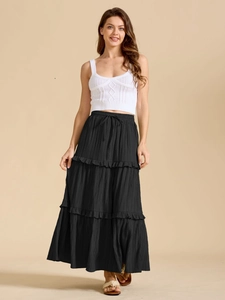 Vue complète de la jupe longue bohème noire à volants avec taille haute élastique