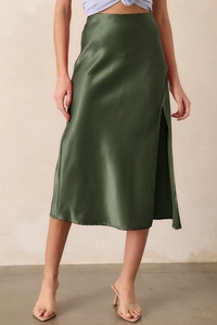 Vue détaillée d'une jupe midi en satin vert foncé avec fente latérale et texture soyeuse