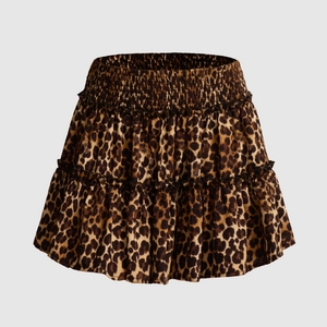 Detail der gesmokten hohen Taille und Stufenlagen bei einem Minirock mit Leopardenmuster