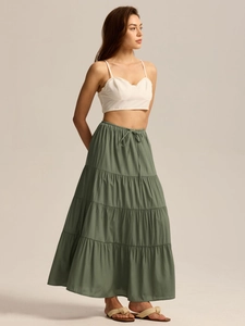 Détail d'une jupe longue en coton vert sauge à taille haute avec cordon de serrage