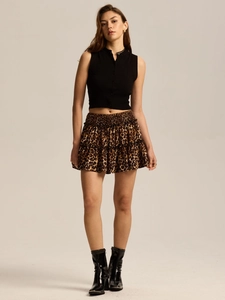 Detail eines hoch taillierten Chiffon-Stufenrocks mit Leopardenmuster und Smoke-Bund
