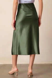 Détail de la texture brillante du tissu en satin vert foncé et de la coupe taille haute