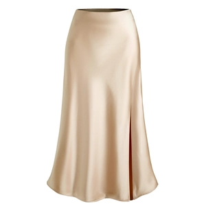 Détail de la jupe longue en satin champagne avec fente latérale et texture soyeuse lisse