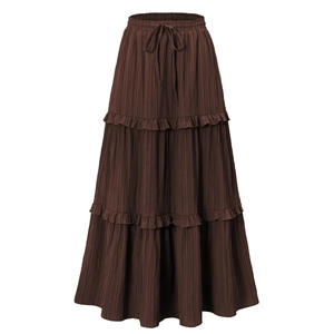 Détail d'une jupe longue à volants café avec taille élastique, cordon et tissu froissé