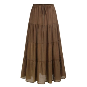 Détail d'une jupe longue à volants de style bohème avec taille élastique et cordon