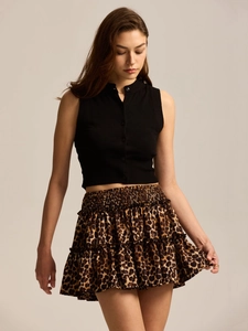 Detail von Leopard-Stufenrock mit hoher Taille und schwarzem Strickoberteil am Modell