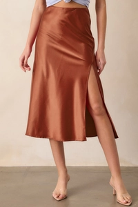 Détail d'une jupe midi en satin avec taille élastique haute et fente latérale