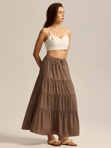 Détail de la jupe longue en coton à taille haute avec cordon et design à plusieurs niveaux