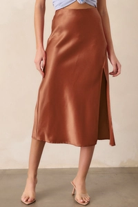 Détail de la fente latérale et de la taille haute sur cette élégante jupe en satin cuivré